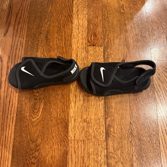 Nike Kids Black and White Sandals Size 7 - Picture 3 of 8